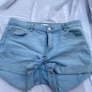 H&M light wash jean shorts.